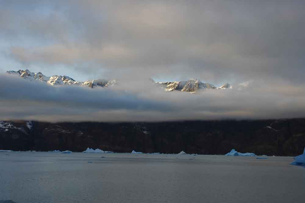 Argentina 057 - parque nacional de los glaciares - lago Argentino - icebergs.jpg